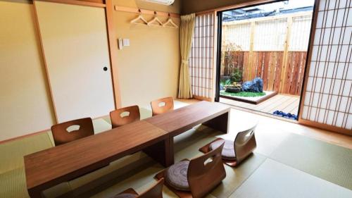 大阪市にあるSuzuran Tengachayaの木製のテーブルと椅子のあるダイニングルーム