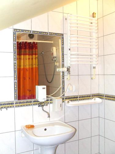 a bathroom with a sink and a mirror at Na Skraju Lasu in Chodel