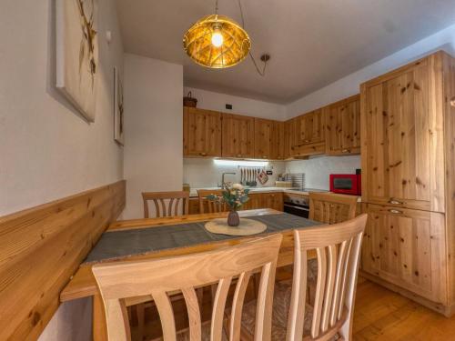 巴德小基希海姆Maibrunn apartment Dali, ski-in&out的带木桌的厨房和餐厅