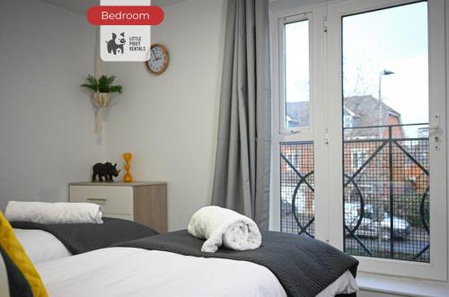 Ένα ή περισσότερα κρεβάτια σε δωμάτιο στο Jungle King Suite with Parking