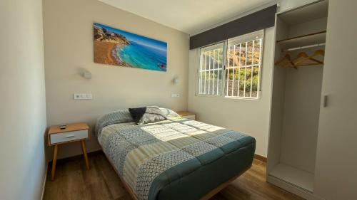 ein kleines Schlafzimmer mit einem Bett und einem Fenster in der Unterkunft Alc Homes in Alicante