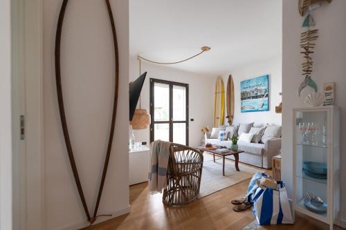 uma sala de estar com uma prancha de surf encostada a uma parede em BrezadouraHouse, a due passi dal mare e dal centro em Rimini