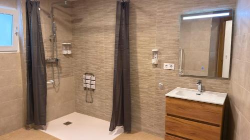 ein Badezimmer mit Dusche und Waschbecken in der Unterkunft Alc Homes in Alicante