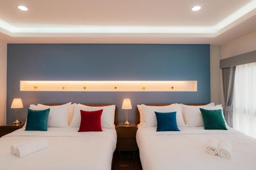 two beds sitting next to each other in a room at EXCLUSIVE SUKHUMVIT RESIDENCE, 3 Min BTS, Thonglor, 20 Guests in Bangkok