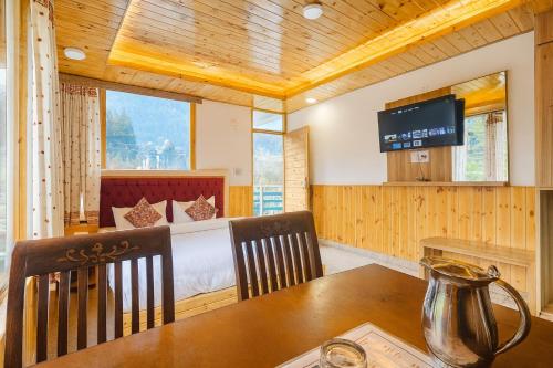 A television and/or entertainment centre at Hotel Old Manali - Balcony Rooms with Mountain View, Garden & Parking