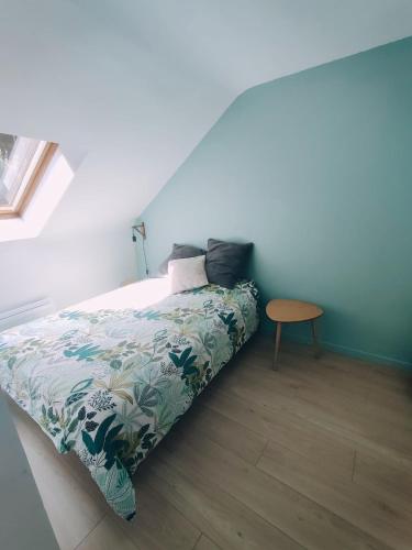 un dormitorio con una cama y una mesa en Cosy Studio, en Quimperlé