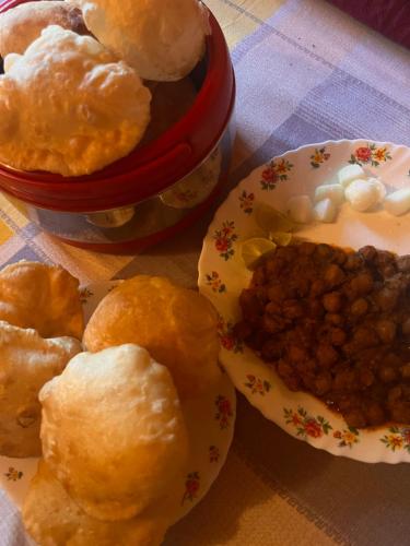una mesa con platos de comida y un tazón de comida en Cloud Culture Villa, en Baragrān
