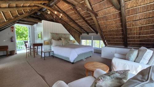 Un pat sau paturi într-o cameră la Coppull Private Nature Reserve