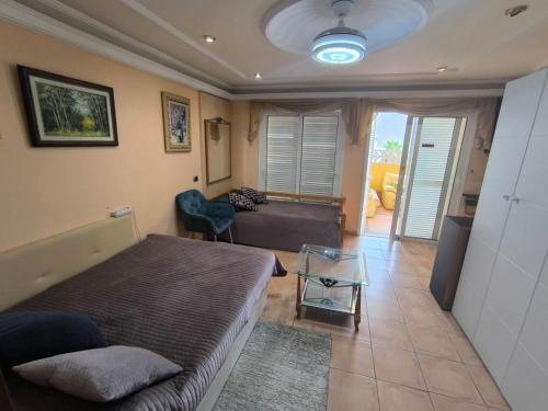 ein Schlafzimmer mit Bett und ein Wohnzimmer in der Unterkunft Villa Costa Adeje in Adeje