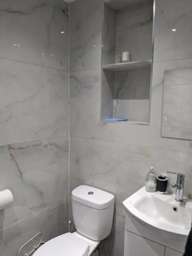Gallery image of Private guest suite inside a family home with own entrance, kitchen, and bathroom in High Wycombe