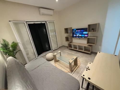 Телевизор и/или развлекательный центр в Leandros Cfu flat