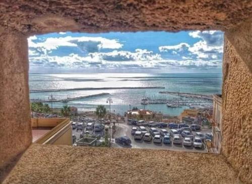 een raam met uitzicht op een parkeerplaats met auto's bij Da Cristina appartamento in Sciacca