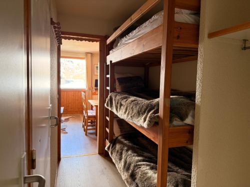 a room with two bunk beds in a room at Mottaret - 2 pièces - Pied des pistes avec vue - Parking in Les Allues