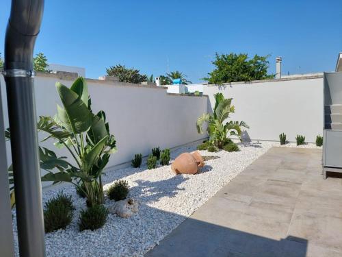 a garden with plants on the side of a fence at B&B La Porta sul Mare a Porto Cesareo in Torre Squillace
