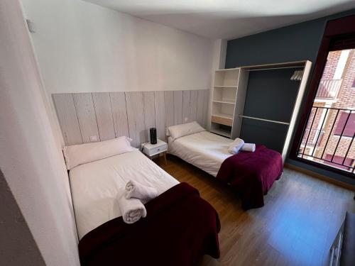 a room with two beds and a window at Nido de Sabi in Pardinilla