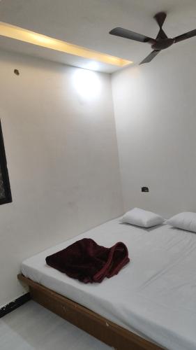 Ένα ή περισσότερα κρεβάτια σε δωμάτιο στο SHRI VIJAYVEER PALACE