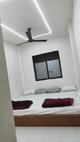 Ένα ή περισσότερα κρεβάτια σε δωμάτιο στο SHRI VIJAYVEER PALACE