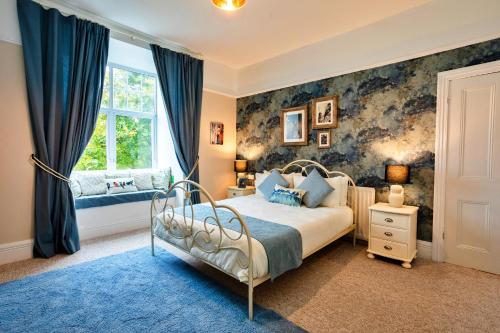 ein Schlafzimmer mit einem Bett und einem Fenster in der Unterkunft Finest Retreats - The Storehouse in Choppington