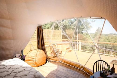 Rõdu või terrass majutusasutuses Vintage Themed Geodome with a Cedar Hot Tub and Mountain Views, Perfect for a Romantic Getaway in Eureka Springs