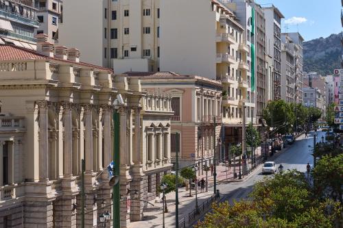 um edifício numa rua da cidade com edifícios em Delphi Art Hotel by Prima Hotels em Atenas