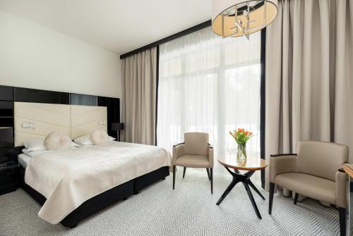 Ένα ή περισσότερα κρεβάτια σε δωμάτιο στο Unique Studio with Air Conditioning Sauna and Swimming Pool by Noclegi Renters