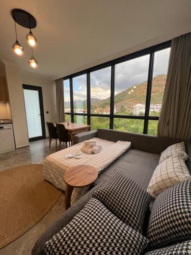 a living room with a couch and a table at Mirşah SUİT in Bezkesen