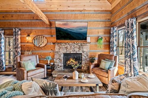 Χώρος καθιστικού στο Gorgeous Secluded Cabin with Fire Pit and Barbecue in Sevierville, Tennessee