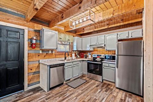 Η κουζίνα ή μικρή κουζίνα στο Gorgeous Secluded Cabin with Fire Pit and Barbecue in Sevierville, Tennessee