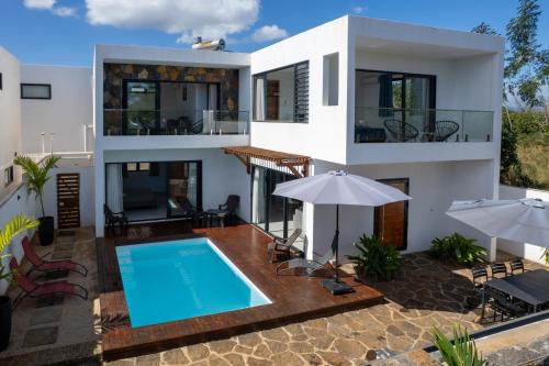 an image of a house with a swimming pool at Maurentvilla in Pointe aux Piments