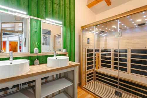 ein Badezimmer mit zwei Waschbecken und einer Dusche in der Unterkunft Couleur Patio, Loft Atypique, Sauna in Saint-Denis-dʼOléron