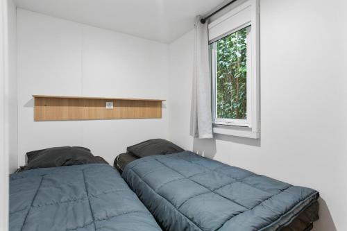 Postel nebo postele na pokoji v ubytování Mobile Home Le Montourey Forum 80