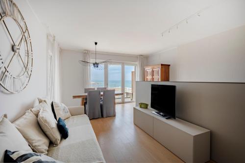 TV a/nebo společenská místnost v ubytování Palazzo Verdi - Seafront Luxe Retreat