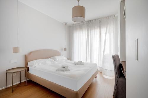 Postel nebo postele na pokoji v ubytování Palazzo Verdi - Seafront Luxe Retreat