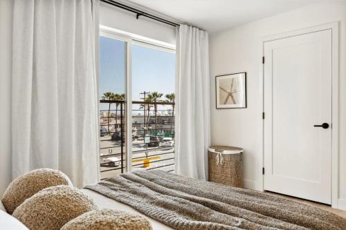 Postel nebo postele na pokoji v ubytování Tide House - Unit C - Modern Seaside 1BD w Parking