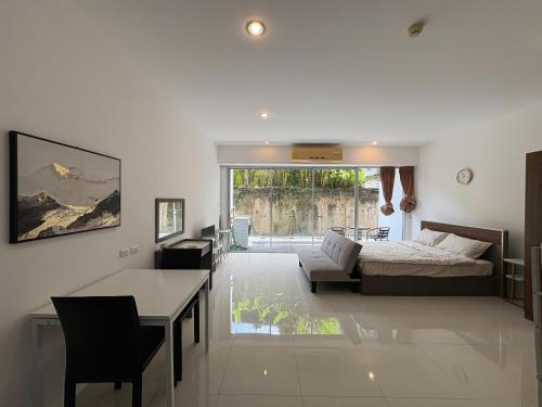 Postel nebo postele na pokoji v ubytování Chic Condo Karon Beach