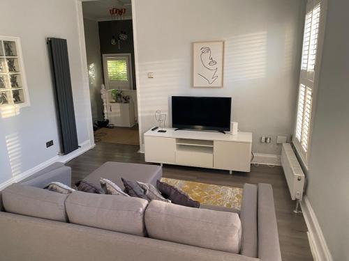 Et tv og/eller underholdning på Stylish 3-Bed Flat Opposite Central Line Station
