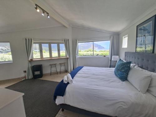 Ένα ή περισσότερα κρεβάτια σε δωμάτιο στο THE BEACH Holiday Accommodation