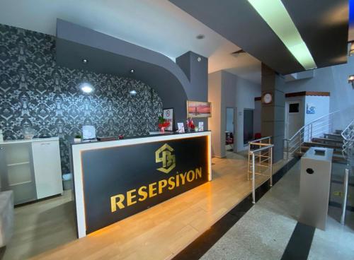 Un restaurante con mostrador de recepción en un edificio. en Balikesir karesi grup hotel pansiyon, en Balıkesir