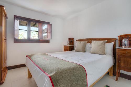 La VeguetaにあるApartamento Panchoのベッドと窓のある寝室