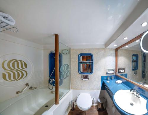 Koupelna v ubytování Sonesta Moon Goddess Cruise Ship From Luxor to Aswan - 04 & 07 nights Every Monday