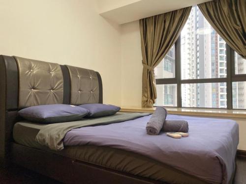 ジョホールバルにあるR&F Princess Cove Boutique Homestay By TREX #Nearby CIQ #Johor Bahru #JB Central #To custom 10minitの紫色のシーツと枕が置かれたベッドのある寝室