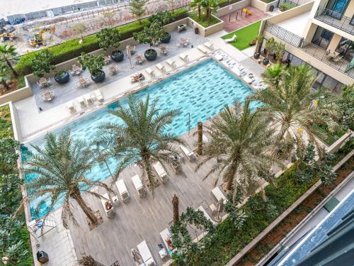 an overhead view of a swimming pool with palm trees at Luxurious Escape - ZADA TOWER - Close to Dubai Mall & Burj Khalifa in Dubai