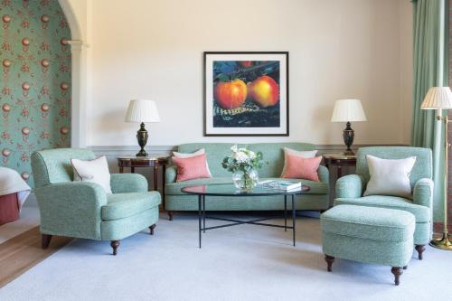 Una sala de estar con dos sillas y una mesa. en Brenners Park Hotel & Spa, Oetker Hotels, en Baden-Baden