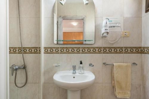 un baño con lavabo y espejo en Apartamento Cumana 2 - Pool view, en Puerto Rico de Gran Canaria