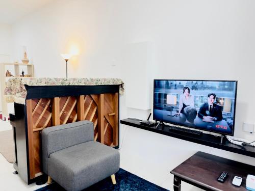TV a/nebo společenská místnost v ubytování Reality Room Ipoh Centre - Stay With Host