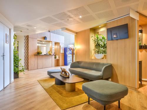 ビュール・シュリヴェットにあるResidhome Paris Saclay " Bures sur Yvette "のソファとテーブルのあるリビングルーム