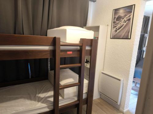 Zimmer mit Etagenbett und Etagenbett in der Unterkunft Les marmottes in Aragnouet