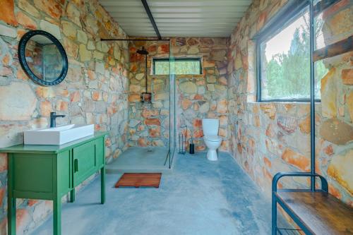 HouhoekにあるBumbrah Camp and Glampの石造りのバスルーム(洗面台、トイレ付)