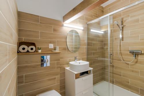 une salle de bain avec toilettes, lavabo et douche dans l'établissement Manoir de La Peytelie, à Savignac-les-Églises