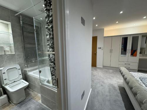 Un baño con bañera, inodoro y lavabo. en WBC R1 - Modern Large Ensuite Room - Wednesbury, en Bilston